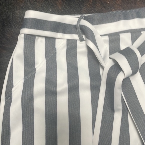 New York clothing, company, gray and white vertical striped dress shorts size 14 - Picture 4 of 4
